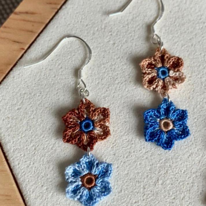 Arracades de flors de ganxet de color blau i marró