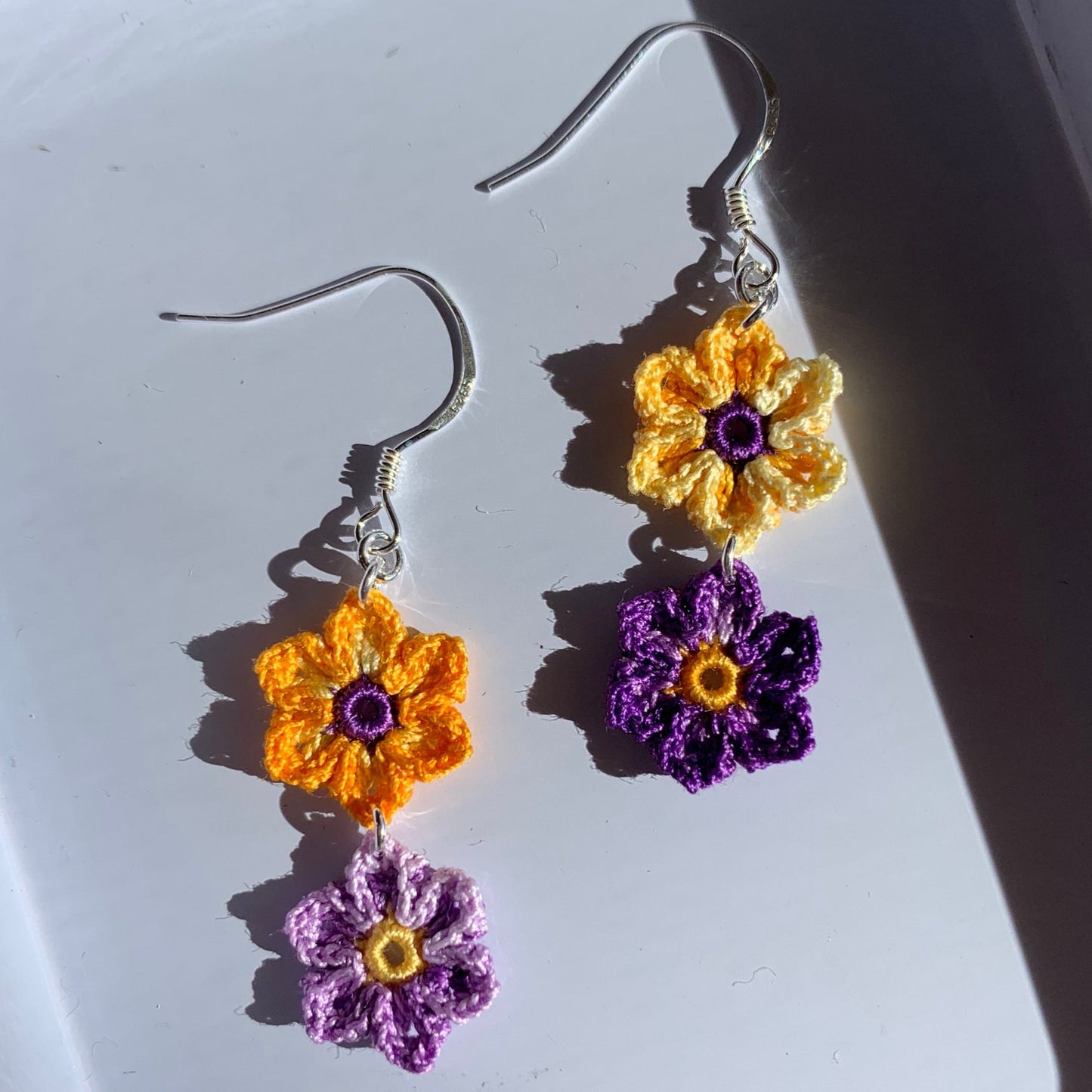Arracades de flors de ganxet de color groc i lila
