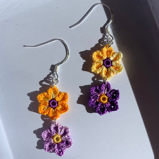 Arracades de flors de ganxet de color groc i lila