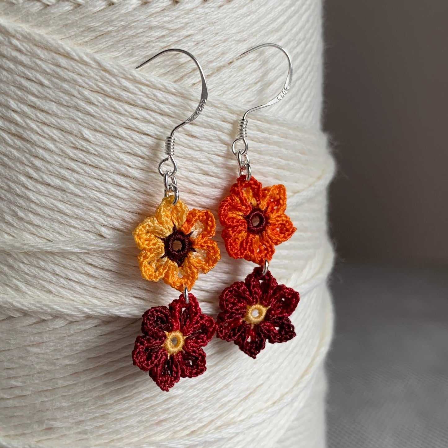 Arracades de flors de ganxet de color taronja i vermell