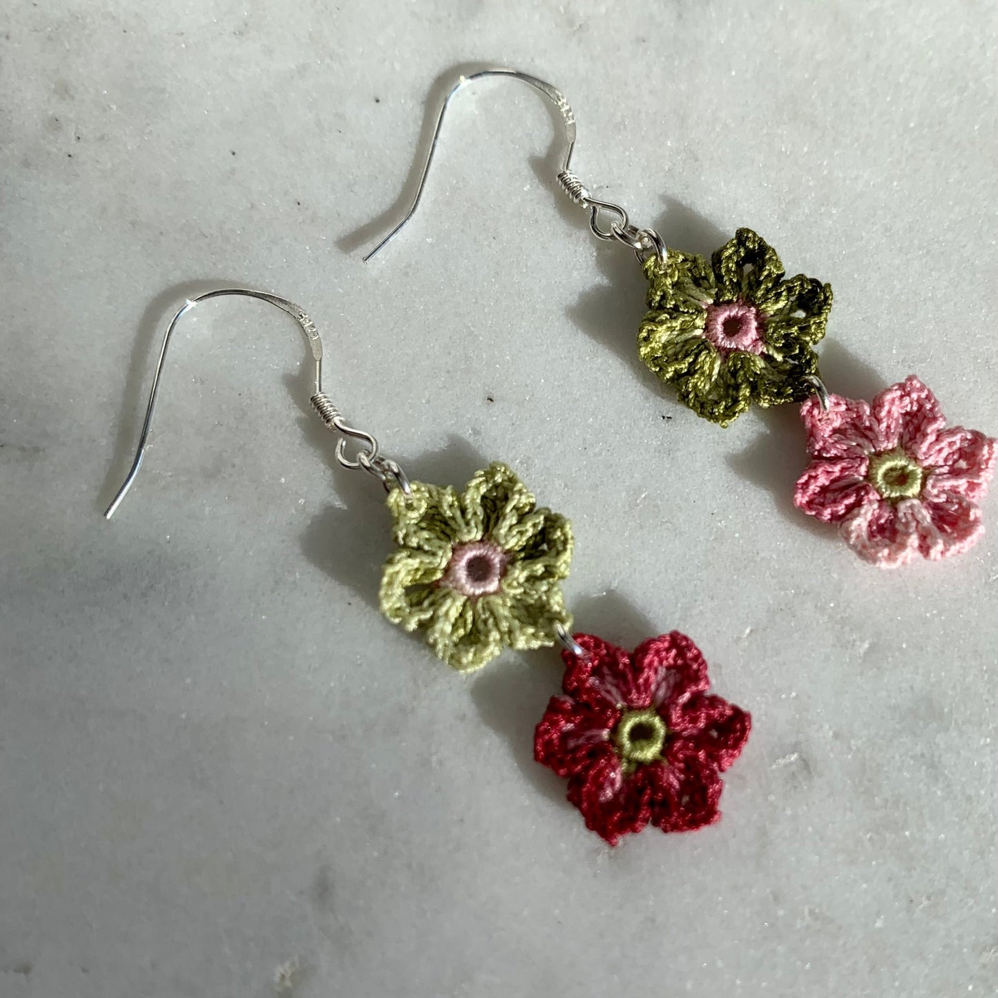 Arracades de flors de ganxet de color verd i rosa