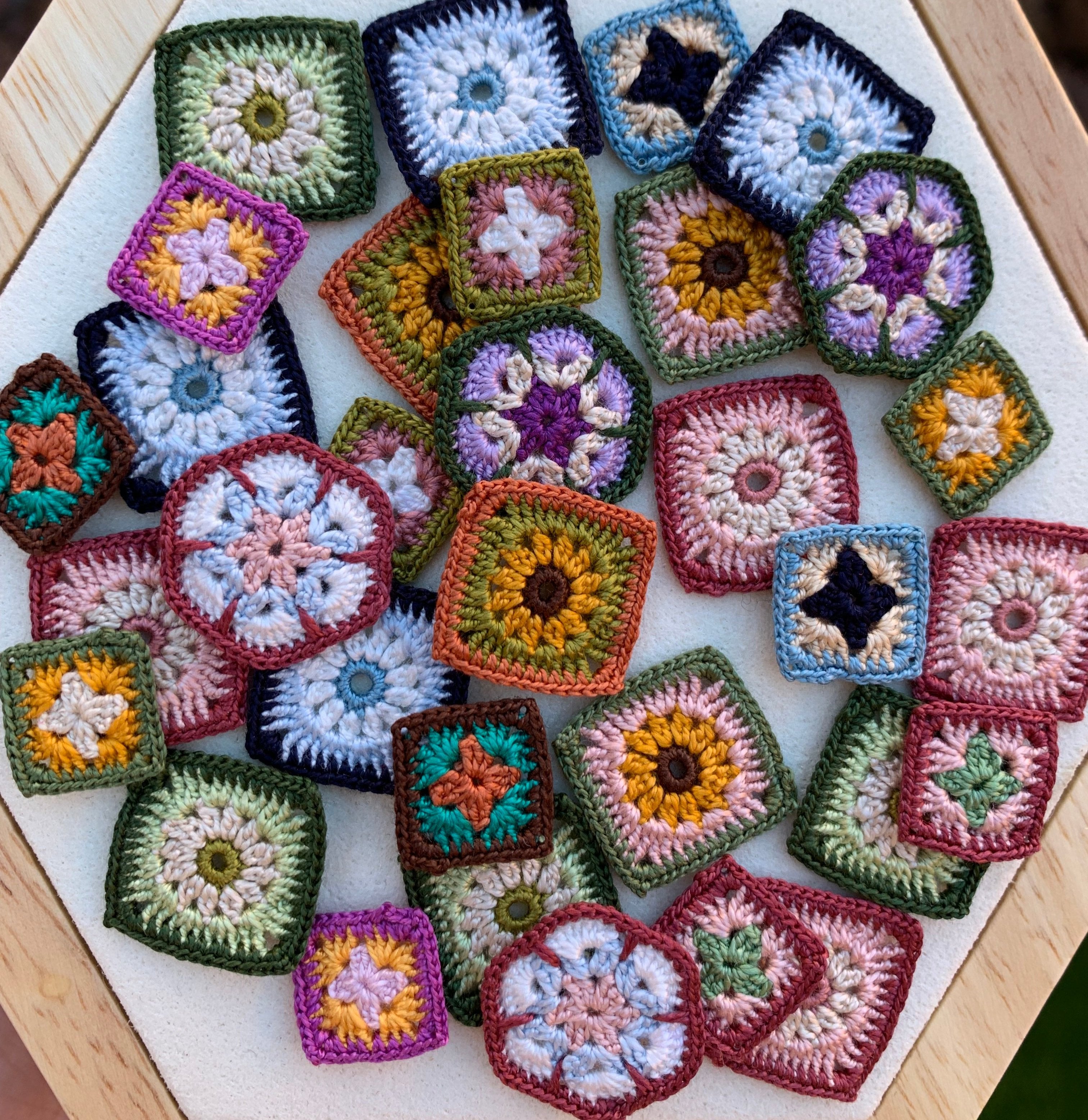 Quadrats i flors de microganxet de colors