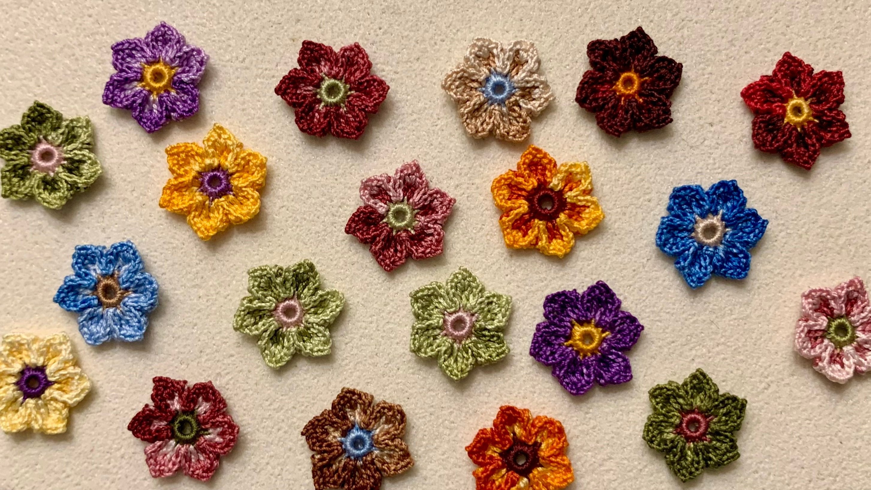 Flors petites de ganxet de colors